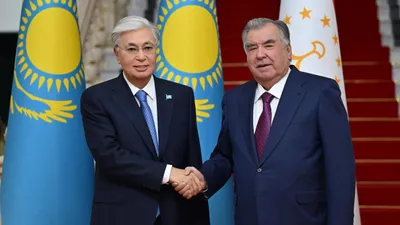 Мемлекет басшысы Қасым-Жомарт Тоқаев Тәжікстан Президенті Эмомали Рахмонмен кездесу өткізді, сурет - Zakon.kz жаңалық 09.10.2025 16:26