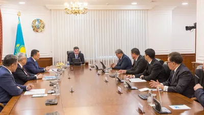 Қазақстан Республикасының Премьер-министрі Олжас Бектенов Қазақстанның төрағалығымен өтіп жатқан Халықаралық Аралды құтқару қоры (ХАҚҚ) басқармасының екінші отырысына қатысушы елдер делегацияларының басшыларымен кездесу өткізді., сурет - Zakon.kz жаңалық 10.10.2025 15:38