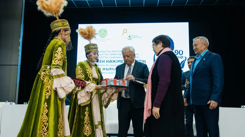 Телефон нөмірлері бар балапандар Әйелінің ғашығын үйге әкеліп, күйеуінің көзінше жыныстық қатынасқа түсуі түсірілген ресейлік порно в