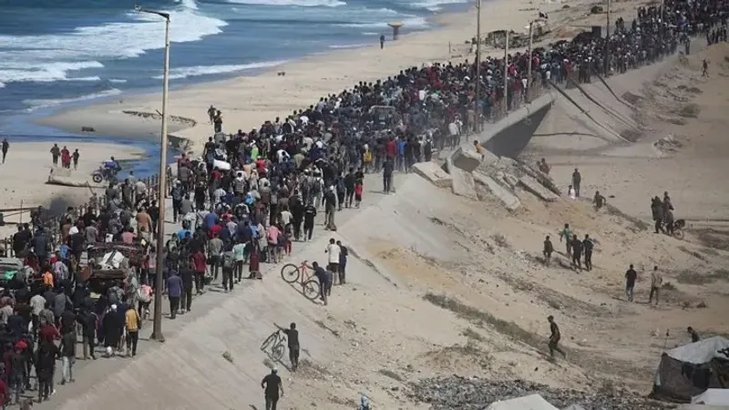 Мыңдаған палестиналықтар Газа секторының солтүстігіне қарай үдере бет алды