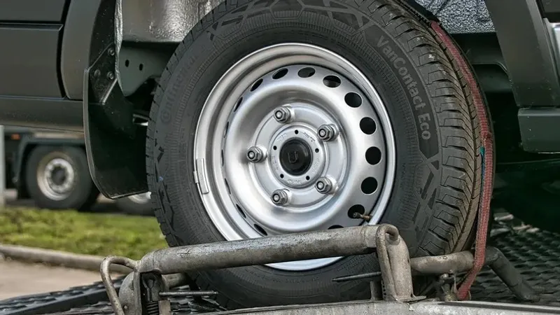 Бес адамның өмірін қиған жол апатына түрткі жүк көлігінің жүргізушісі бес жылға сотталды