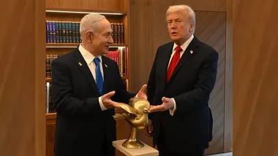 Алтын көгершін, мүсінше, Нетаньяху, Дональд Трамп , сурет - Zakon.kz жаңалық 13.10.2025 19:25