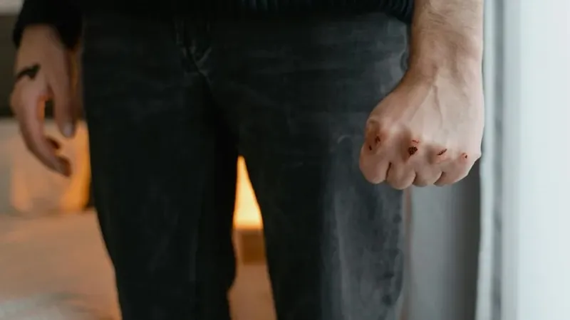 Алматыда бірнеше ер адам 18 жастағы бозбаланы жабыла сабаған