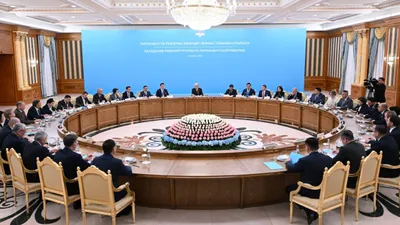 Президент Парламенттік реформа жөніндегі Жұмыс тобының бірінші отырысында сөз сөйледі, сурет - Zakon.kz жаңалық 14.10.2025 12:11