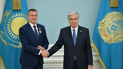 Мемлекет басшысы Қасым-Жомарт Тоқаев Дүниежүзілік допингке қарсы агенттіктің (WADA) президенті Витольд Баньканы Қазақстан спортын дамытуға қосқан үлесі үшін ІІ дәрежелі «Достық» орденімен марапаттады, сурет - Zakon.kz жаңалық 15.10.2025 12:30