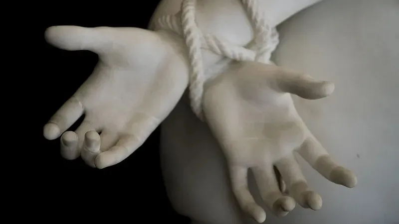 Қарт әлгіні жалады