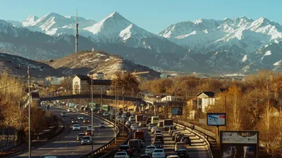 Алматыда жылжымалы экологиялық зертханаларды пайдалана отырып, автомобильдерді тексеру бойынша рейдтер жалғасып келеді. Бұл туралы Экология басқармасының өкілдері хабарлады., сурет - Zakon.kz жаңалық 16.10.2025 15:12