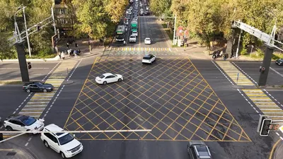 Алматыда Қалалық көлік қозғалысын және жолаушылар тасымалын ұйымдастыру басқармасы Полиция департаментімен бірлесіп, жол қозғалысы қауіпсіздігін арттыру және кептелістерді азайту бойынша кешенді жұмыстарды жүзеге асырып келеді., сурет - Zakon.kz жаңалық 17.10.2025 16:43