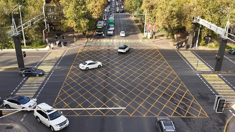 Алматыда "вафельді" жолақтар мен ереже бұзушылықтарды тіркейтін камералар енгізіліп жатыр