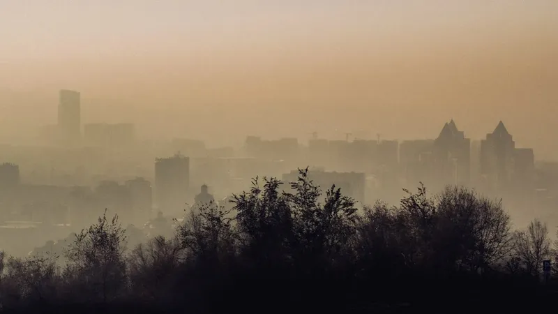 Қолайсыз ауа райы: синоптиктер Алматы және тағы екі қаланың тұрғындарына үндеу жасады