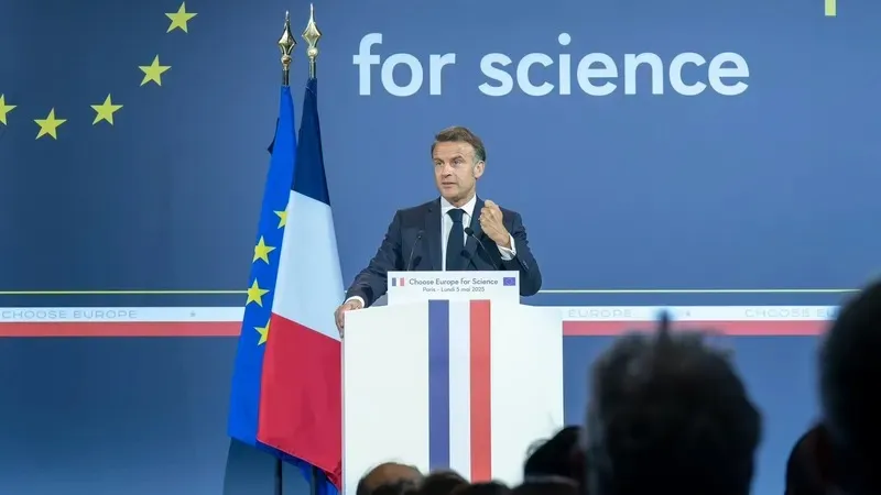 Макрон Лувр ұрыларына ескерту жасады