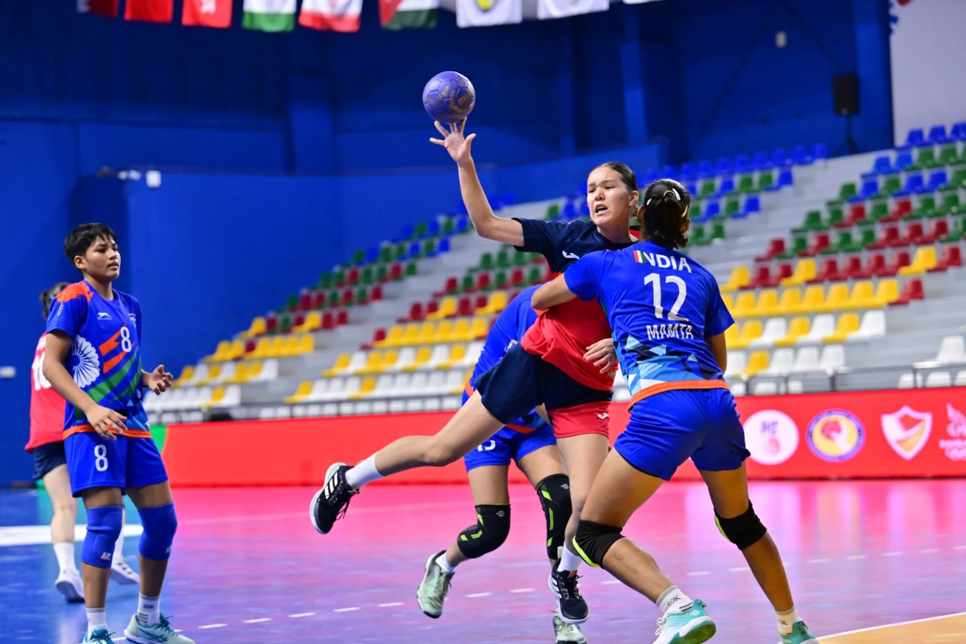 Олар бір әйелдің ішіне кіреді (бейне) Тәжік жасырын порно