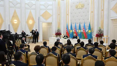 Қасым-Жомарт Тоқаев пен Ильхам Әлиев екіжақты келіссөз және Қазақстан – Әзербайжан Жоғары мемлекетаралық кеңесі отырысының қорытындылары бойынша бұқаралық ақпарат құралдары өкілдеріне арналған брифинг өткізді., сурет - Zakon.kz жаңалық 21.10.2025 15:12