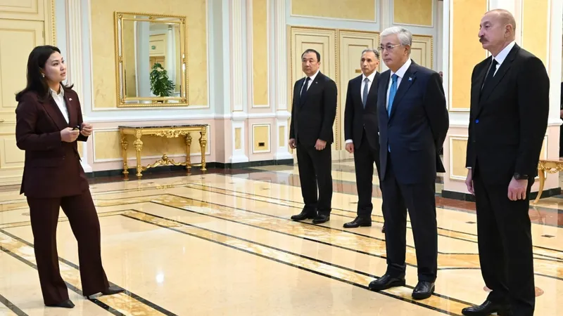 Бір видеода жыныс мүшесі бар жалаңаш қыздар өздерін көрсетеді