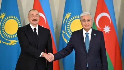 – Бүгінде Қазақстан дамудың жоғары деңгейін көрсетіп отыр. Еліңіздегі қоғамдық-саяси жағдай тұрақты, экономикалық даму қалыпты. Сіз жүргізіп жатқан реформаларды зор қызығушылықпен бақылап отырмыз. Еліңізді жаңғырту мен әлеуетін арттыру жолындағы бағдарыңызды толық қолдаймыз. Екіжақты қарым-қатынастың стратегиялық, одақтастық сипат алғанын атап өттіңіз. Біз барлық бағыттағы ықпалдастықты нығайтуға ниеттіміз. Бүгінгі келіссөз, сондай-ақ Жоғары мемлекетаралық кеңес отырысы барысында ауқымды күн тәртібін тағы да пысықтап, өзара серіктестіктің алдағы қадамдарын айқындаймыз, – деді Әзербайжан Президенті.  Мемлекеттер басшылары сауда-экономика, инвестиция, ауыл шаруашылығы және көлік-транзит салаларындағы ынтымақтастықты нығайту мәселесін жан-жақты талқылады.   Сондай-ақ мәдени-гуманитарлық ықпалдастыққа назар аударды.   Тараптар аймақтық және халықаралық күн тәртібіндегі өзекті мәселелер жөнінде пікір алмасты., сурет - Zakon.kz жаңалық 21.10.2025 12:28