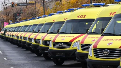 Республика күні қарсаңында Алматыда Жедел медициналық жәрдем қызметіне 50 жаңа арнайы автокөлікті тапсыру рәсімі өтті. Көліктердің кілтін қала әкімі Дархан Сатыбалды табыстады., сурет - Zakon.kz жаңалық 21.10.2025 15:42