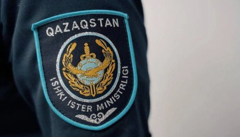 Дәретханада трусиге сиып жатқан қыздың суреті