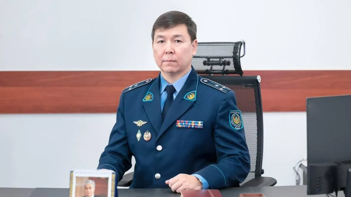 Күйеуі теледидар көріп отырғанда, әйелі сиқырланып жатыр