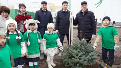 БҚО әкімі жаңа дәстүр бастады: әр мектептің ашылуында 100 түп ағаш отырғызылады, сурет - Zakon.kz жаңалық 23.10.2025 17:53