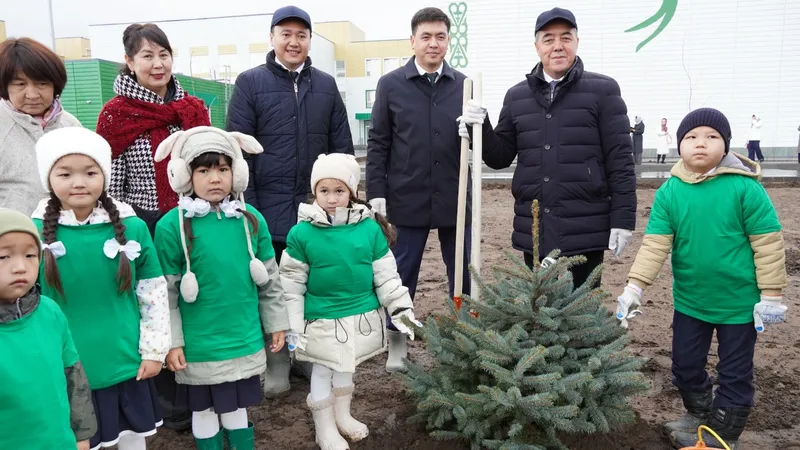 БҚО әкімі жаңа дәстүр бастады: әр мектептің ашылуында 100 түп ағаш отырғызылады