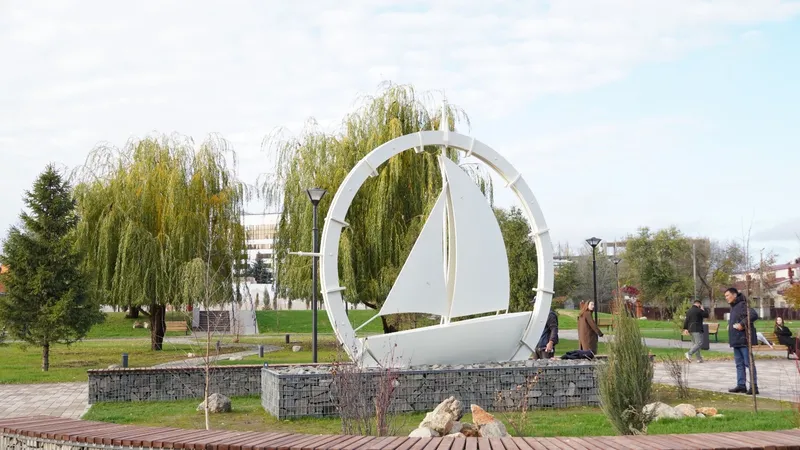 Жағажайда кеуделі жалаңаш