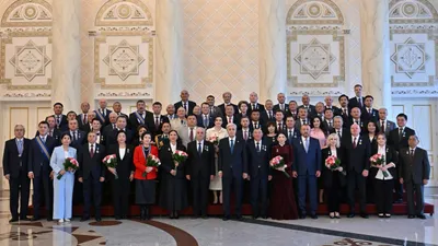 Мемлекет басшысы Қасым-Жомарт Тоқаев Республика күні қарсаңында бір топ азаматқа жоғары мемлекеттік наградаларды табыстады. Президент өз сөзінде елімізде қажырлы еңбегінің арқасында нағыз еңбек адамы атанған азаматтар өте көп екенін атап өтті.  «Бүгін арамызда Мұрат Кеңесұлы Қаражұманов отыр. Ол 45 жылға жуық табанды еңбек етіп, ауыл шаруашылығын дамытуға зор үлес қосты. Майталман механизатор жас мамандарға жол көрсетіп, мол тәжірибесін бөлісуде. Бұл салада Қаражұмановтар әулетінің 30-дан астам өкілі жұмыс істейді. Олардың жалпы еңбек өтілі 600 жылдан асады», – деді Президент.  Мұрат Кеңесұлы Қаражұмановқа «Қазақстанның Еңбек Ері» атағын беру туралы шешім қабылданды. Сондай-ақ, жұмысшы мамандықтары жылы аясында адал еңбегімен Қазақстанның дамуына үлес қосып жүрген азаматтарды марапаттау дәстүрі жалғасуда. Бүгінгі мерекеде Сергей Петрович Чернобай да құрметке ие болды. Ол – еңбегі ерен кенші, «Шахтер даңқы» белгісінің толық кавалері, отандық көмір өндірісінде аты аңызға айналған тұлға. Оның отбасы да адал еңбектен табыс тауып, өндіріс саласында 150 жылдан астам еңбек өтілі бар. Сергей Петрович Чернобайға жоғары дәрежелі ерекшелік белгісі – «Қазақстанның Еңбек Ері» атағы берілді.  Сондай-ақ, Александр Анатольевич Касицин «Еңбек Даңқы» орденінің толық иегері ретінде танылып, еңбек жолын қарапайым зоотехниктен бастап еліміздегі ең озық агроөнеркәсіп шаруашылықтарының бірінің басшысына дейін көтергені үшін «Отан» орденімен марапатталды.  Қазақстанның еңбек сіңірген журналисі Сергей Васильевич Харченко өз ісін жақсы көретін, Отанын шексіз сүйетін жан ретінде I дәрежелі «Барыс» орденінің иегері атанды.  Ғылым саласында әйгілі археолог Зейнолла Самашев «Берел қорғанын» ашып, оны жан-жақты зерттеуге зор үлес қосса, картография зерттеушісі Мұхит-Ардагер Сыдықназаров төл тарихымызды түгендеуге атсалысты. Ұлттық ғылымды өркендетуге сіңірген еңбегін ескере отырып, қос ғалымға Ахмет Байтұрсынұлы атындағы мемлекеттік сыйлық табысталды. Бүгін осы сыйлық алғаш рет беріледі.  Спорт саласында еліміздің атын шет мемлекеттерге танытып жүрген Шавкат Рахмонов II дәрежелі «Барыс» орденімен марапатталды. Қазақстан халқы Ассамблеясының құрылғанына 30 жыл толуына орай, бірнеше этно-мәдени орталықтың өкілдеріне «Ел бірлігі» ордені берілді.  Мәдениет саласына сіңірген еңбегі үшін белгілі өнер майталмандары – Болат Әбділманов, Тамараасар Жанқұл, Шынар Жанысбекова «Қазақстанның халық әртісі» атағына лайық деп танылды. Ал Нина Жмеренецкая, Бақыт Қажыбаев, Зарина Алтынбаева, Әйгерім Алтынбек және ауыл шаруашылығы саласында қызмет етіп жүрген Иван Сауэр «Қазақстанның еңбек сіңірген қайраткері» атағын алды.  Президент барша марапатталған азаматтарға алғыс білдіріп, олардың еңбегін жоғары бағалады. «Еліміз үшін ұлт саулығын сақтайтын дәрігердің, саналы ұрпақ тәрбиелейтін ұстаздың, ауылдағы шаруа мен өндірістегі жұмысшының, яғни әрбір кәсіп иесінің еңбегі айрықша маңызды. Бұл – кез келген өркениетті қоғамға тән мызғымас заңдылық. Елдігіміз еңселі, егемендігіміз баянды болсын! Көк туымыз мәңгі желбіресін! Баршаңызға амандық, табыс тілеймін!» – деді Мемлекет басшысы., сурет - Zakon.kz жаңалық 24.10.2025 14:10