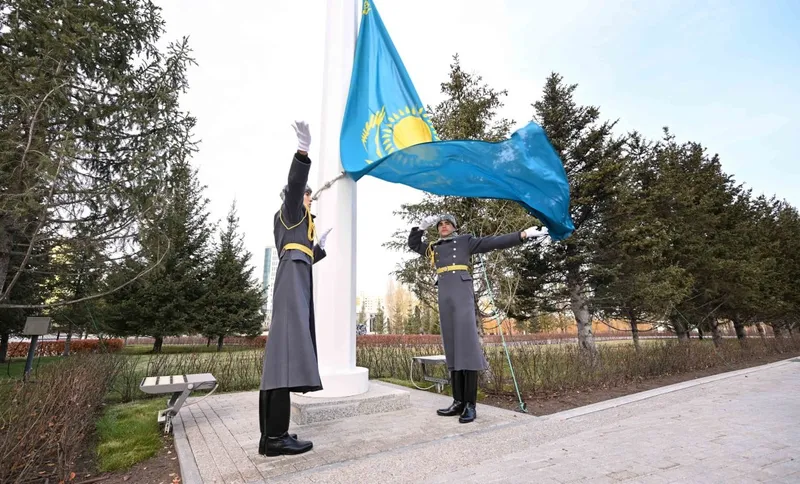 Мемлекеттік ту, көтеру рәсімі, президент, Қасым-Жомарт Тоқаев, 25 қазан, сурет - Zakon.kz жаңалық 25.10.2025 11:47