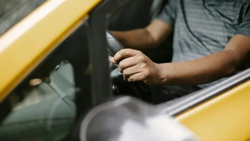 Астанадан Қостанайға бет алған такси жүргізушісі есірткілік масаң күйде ұсталды