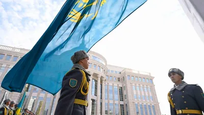 Мемлекеттік ту, көтеру рәсімі, президент, Қасым-Жомарт Тоқаев, сурет - Zakon.kz жаңалық 25.10.2025 11:47