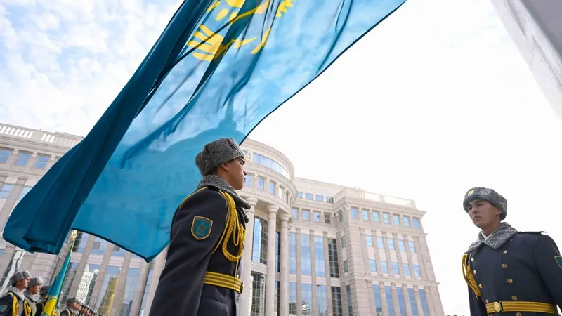 Президент Мемлекеттік ту көтеру рәсіміне қатысты