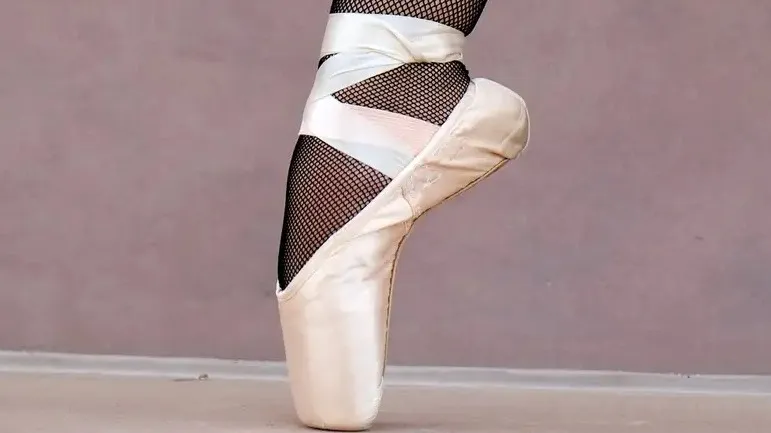 Қалың мүшесі бар қара адам желіде күйеуінің алдында әйелін қатты трахает