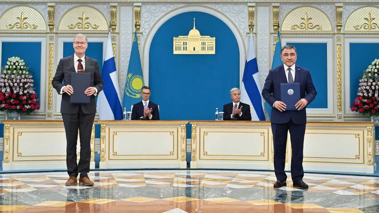 Ашық көрініс Жас қыздың алғашқы секс видеосы