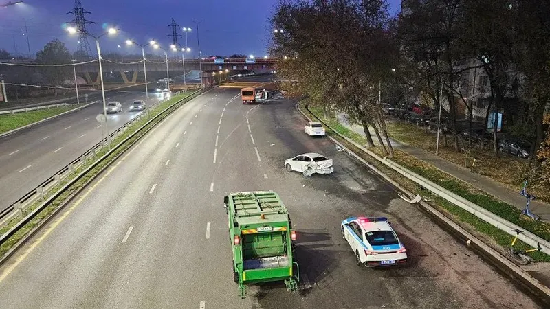 Алматыда жүргізуші ұрланған көлікпен жол апатына түсіп, оқиға орнынан ізін суытқан