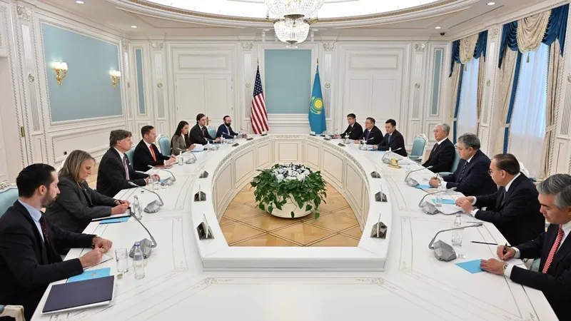 Қасым-Жомарт Тоқаевқа Дональд Трамптың сәлемін жеткізді