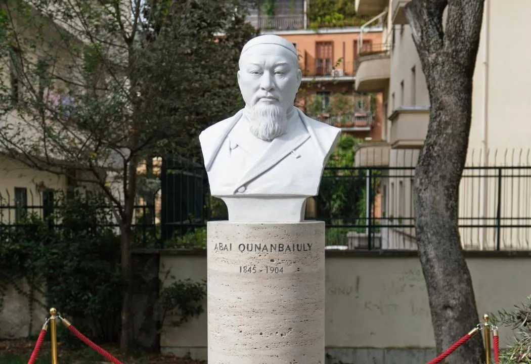 Порно бөтен заттар пизда Мини юбка киген керемет хатшы бастықтың алдында аяғын жайып, секс бақылап отыр.