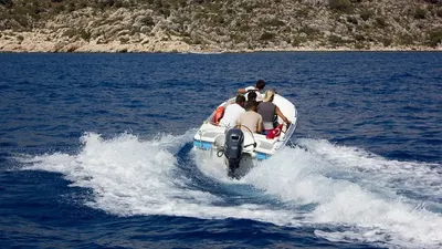 Адамдар мінген қайық, сурет - Zakon.kz жаңалық 30.10.2025 09:25