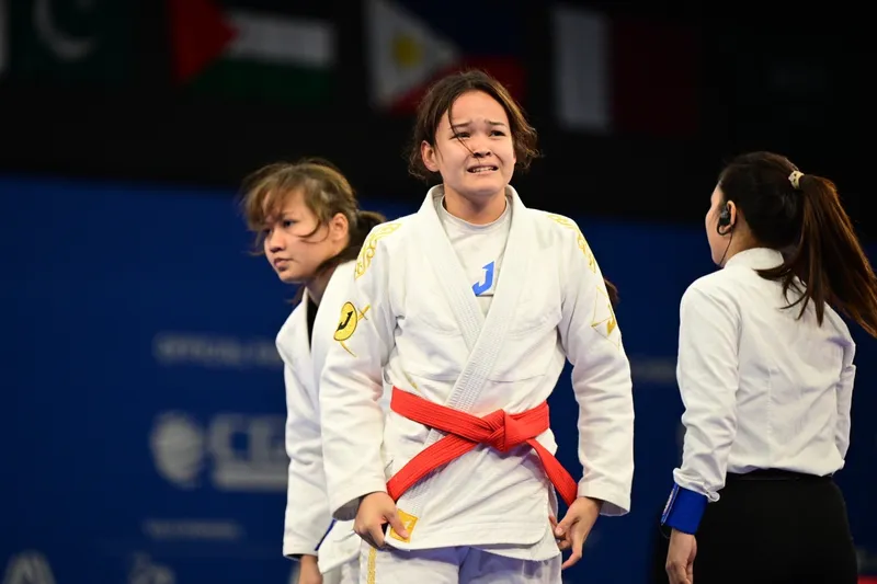 Саусақтармен таралатын кисканың фотосы Өзінің ең жас кезіндегі әйел, порно