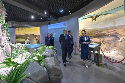 Тоқаев Қызылорда облысының тарихи-өлкетану музейінің қызметімен танысты, сурет - Zakon.kz жаңалық 30.10.2025 19:04