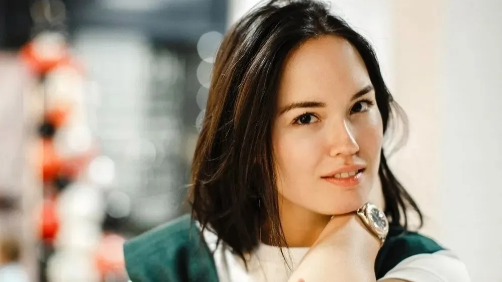 – деп әйелін бірінен соң бірі жалап жіберді