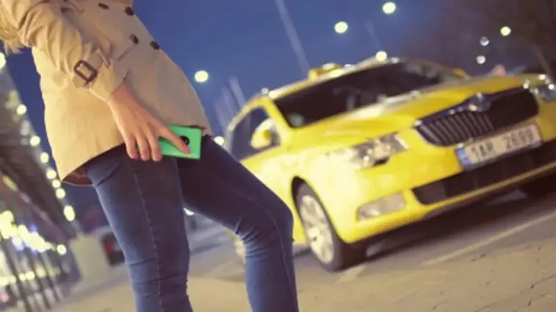 Пикапшылар аруды мейрамханадағы дәретханада жыныстық қатынасқа түсуге итермелейді.