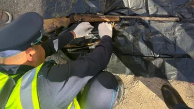 Түркістан облысы ПД ұйымдасқан қылмысқа қарсы күрес басқармасының қызметкерлері жедел-іздестіру іс-шаралары барысында атыс қаруы мен оқ-дәрілерді заңсыз сақтады деген күдікпен Сауран ауданының тұрғынын ұстады., сурет - Zakon.kz жаңалық 03.11.2025 13:24