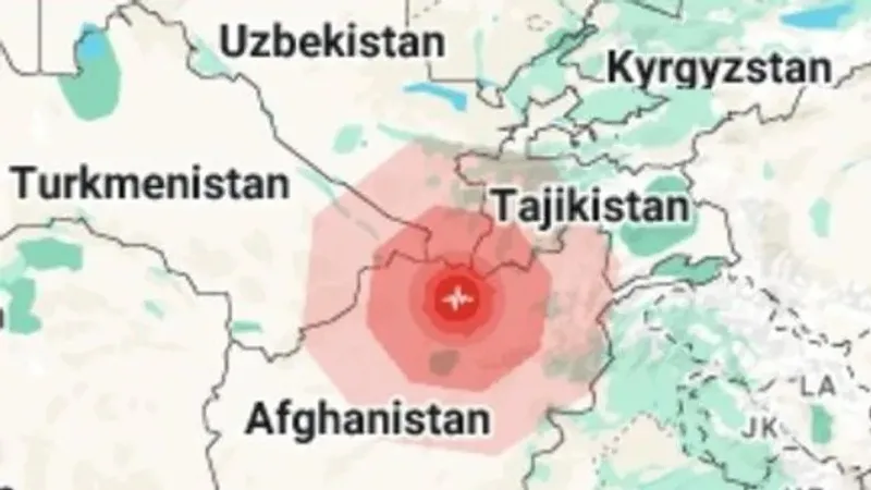 Ауғанстанда зілзаладан зардап шеккендер үйінді астынан шығарылуда