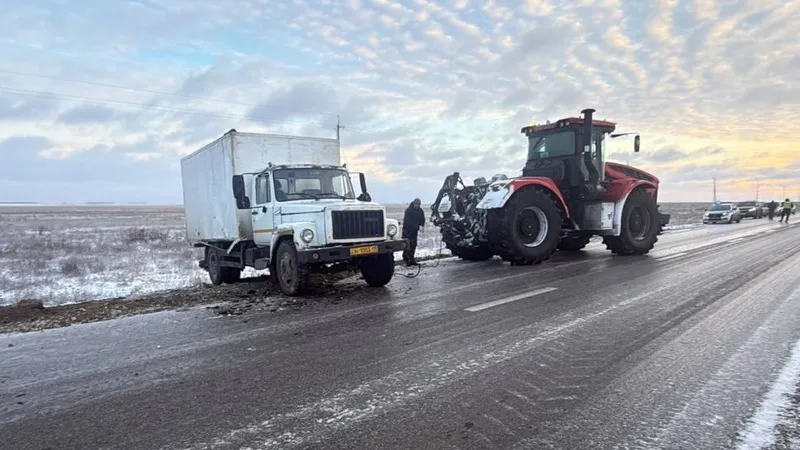 СҚО-да полиция мен ауыл тұрғындары аударылған жүк көлігінің жүргізушісіне көмектесті