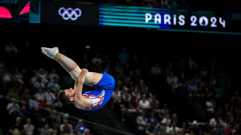 Видеода оның көзінше орысша алдап жүргені.