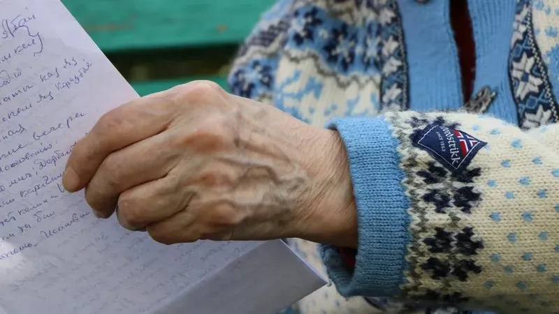 Керемет брюнетка теннистен бас тартқаннан кейін аққұбаны трахает етеді. Қытайлық тай порно