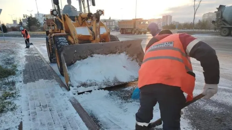Астанада бір түнде жауған қарды тазалауға 800-ден астам техника жұмылдырылды