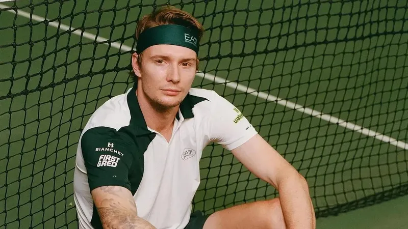 Автобуста шалбарым жыртылып қалды (порно)