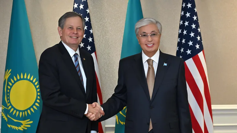 Тоқаев америкалық сенаторды "Достық" орденімен марапаттау туралы шешім қабылдады