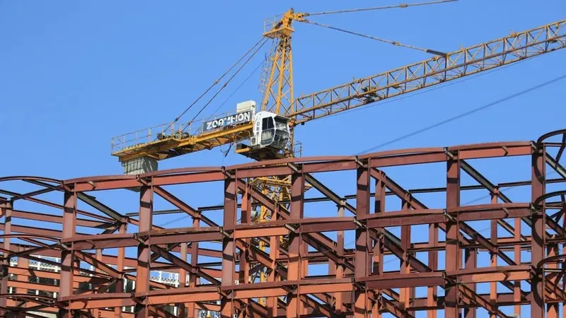 Павлодарда құрылыс алаңында төтенше жағдай орын алды. Үйінді астында адамның қалып кетуі мүмкін