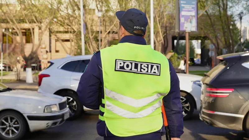 Алматыда Toyota жүргізушісі жол қозғалысын реттеушіні қағып кетті